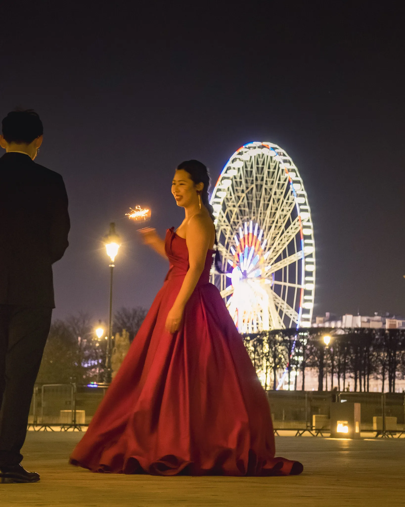 Femme en robe rouge avec grande roue