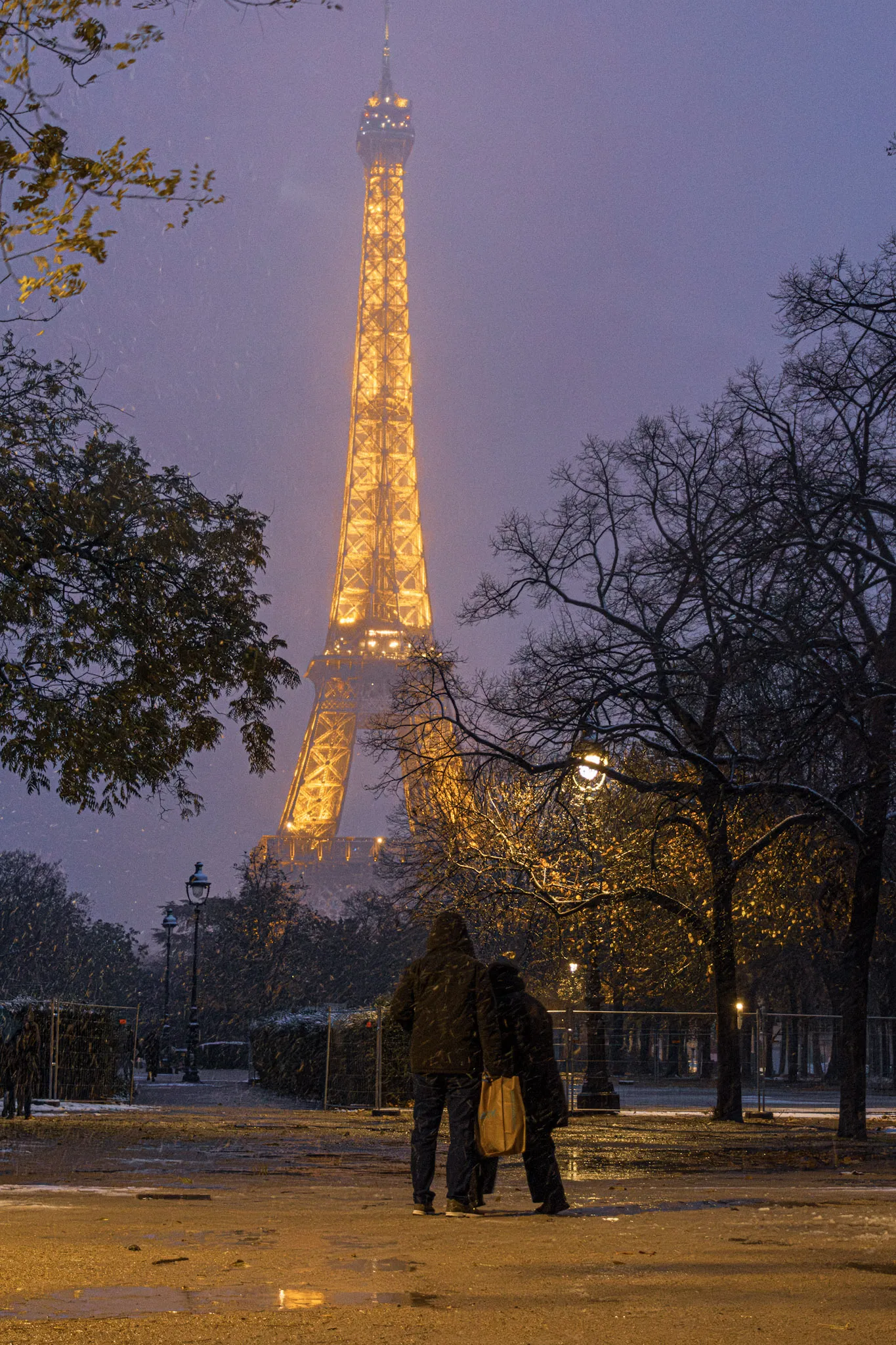 Tour Eiffel sous la neige avec un couple