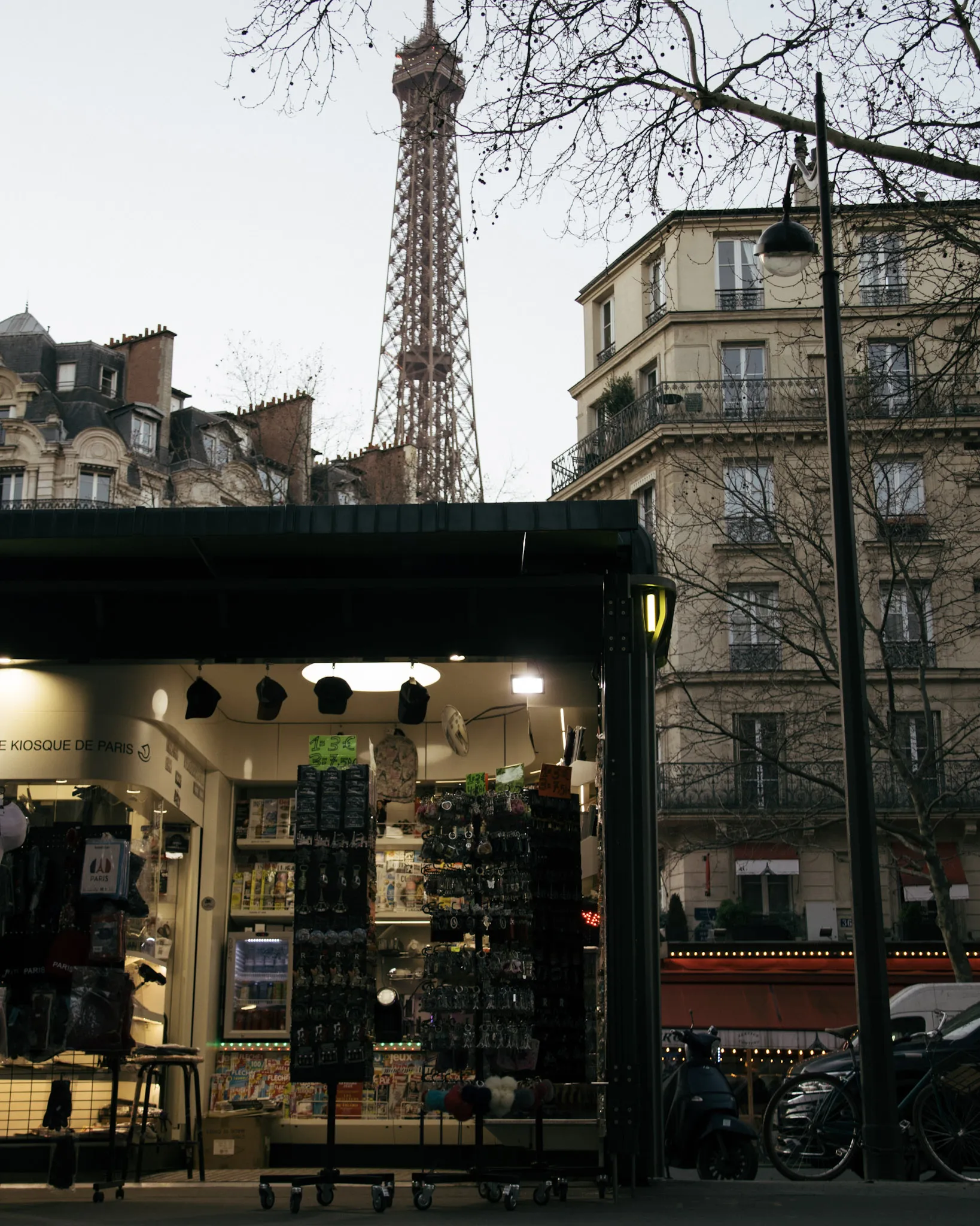 Kiosque parisien avec la Tour Eiffel