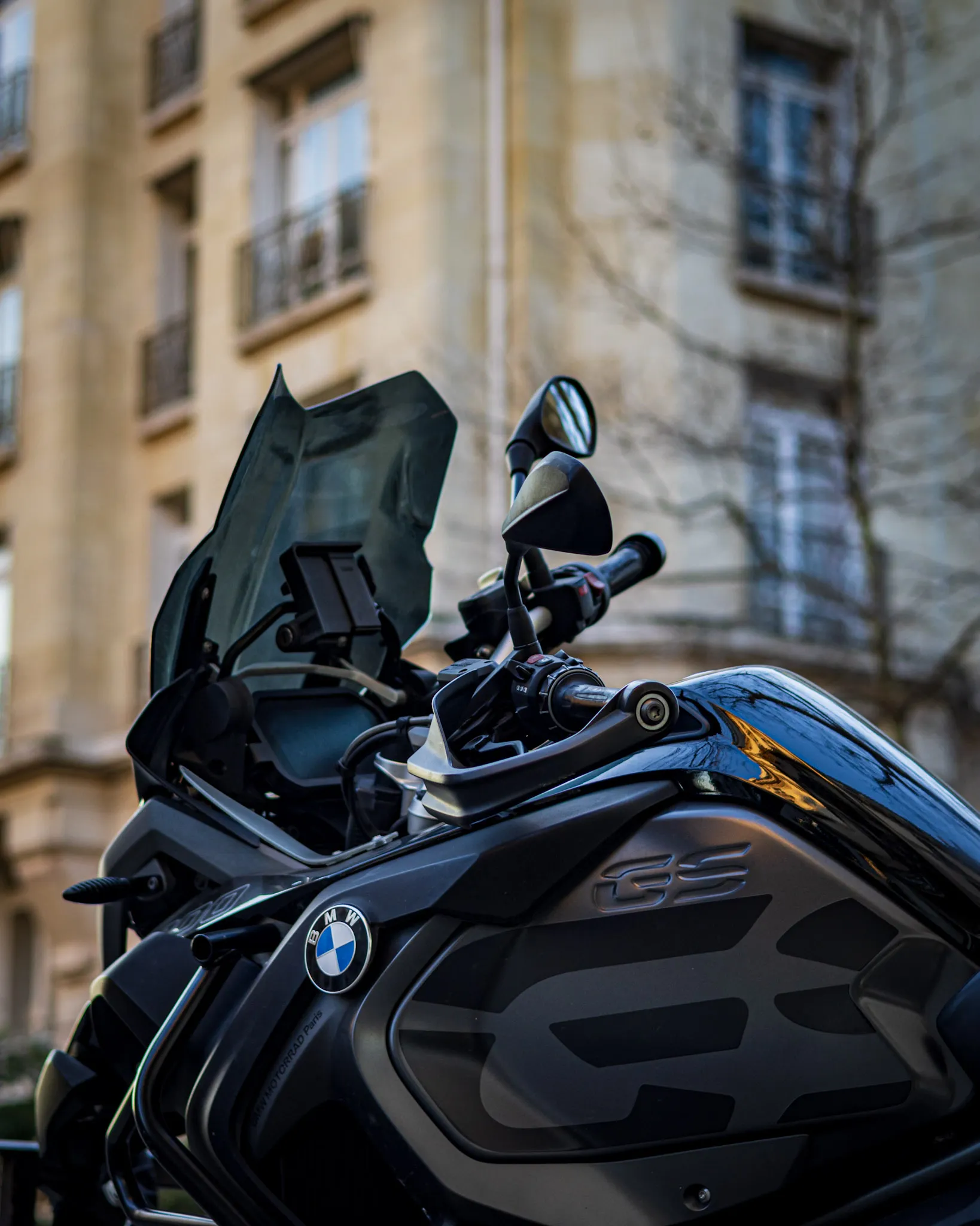 Moto BMW GS dans une rue parisienne