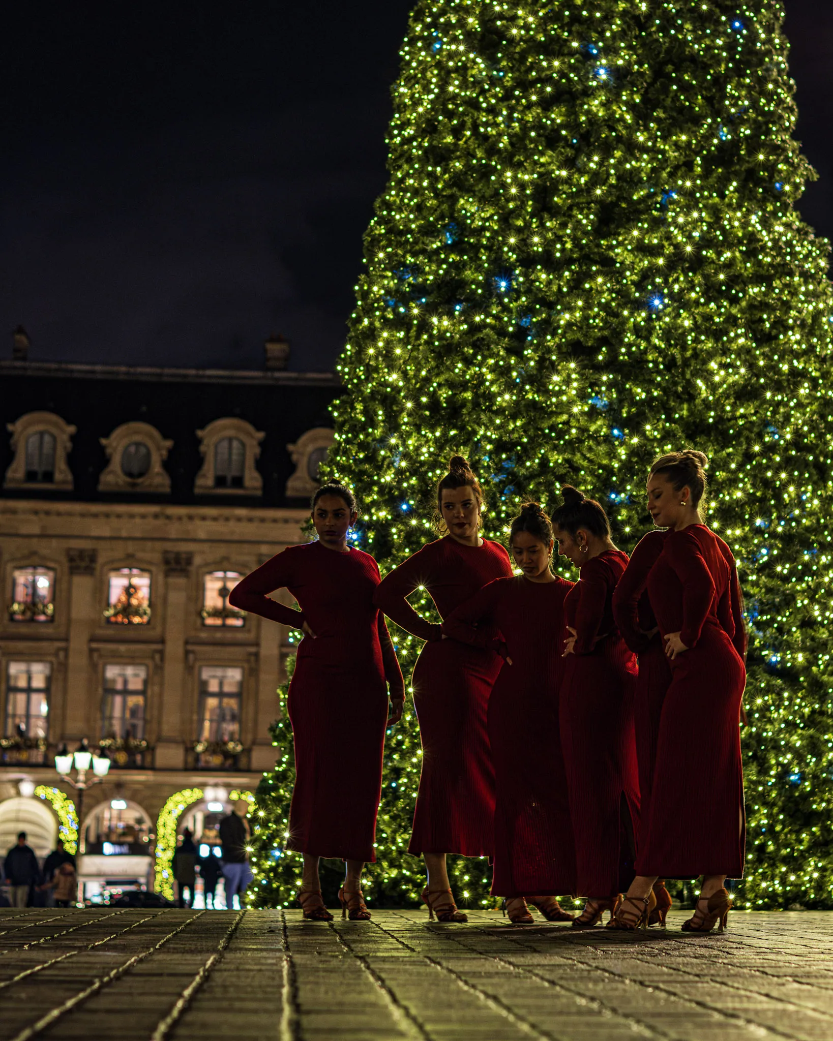Silhouettes des danseuses devant le sapin