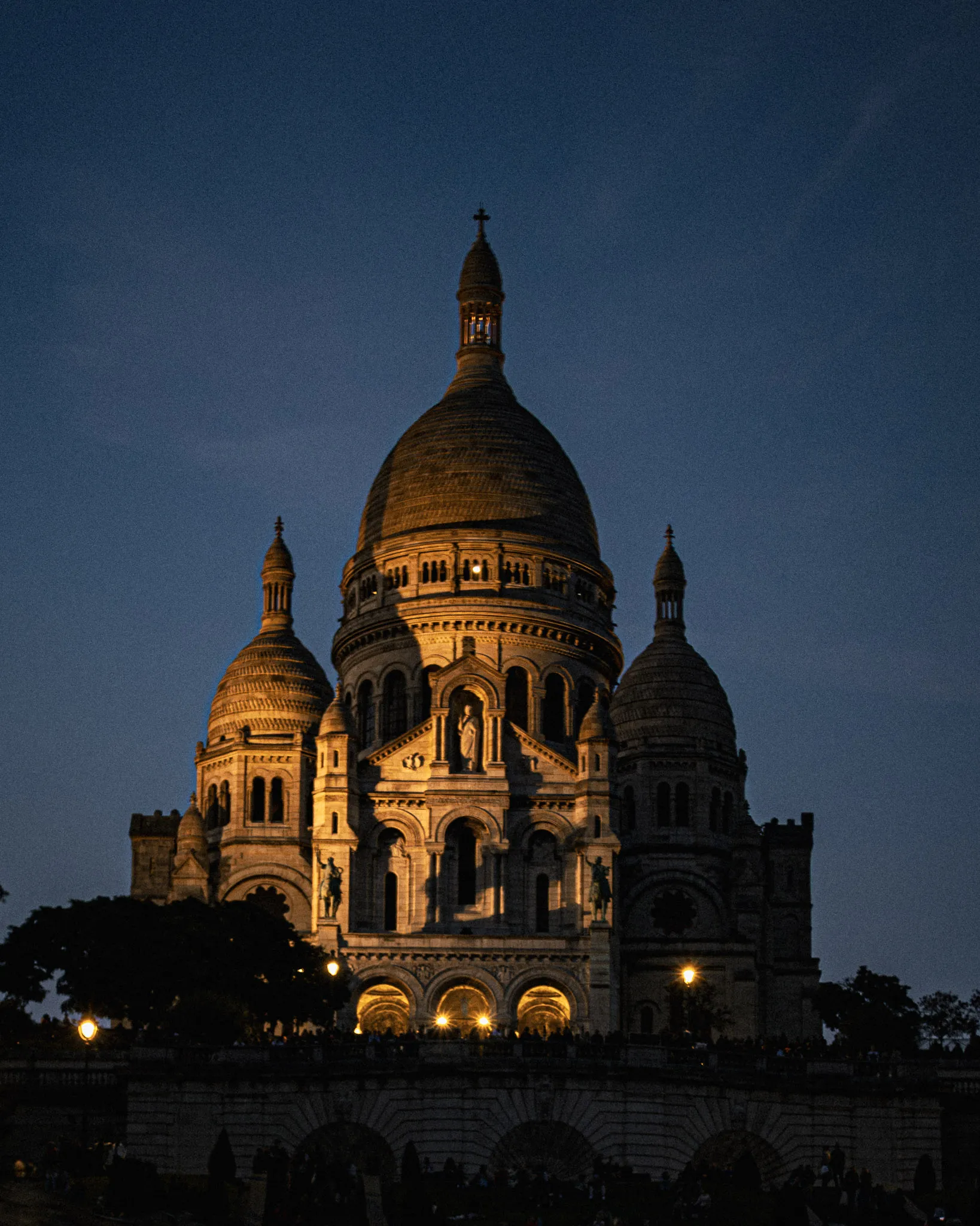 Le Sacré-Cœur illuminé à la tombée de la nuit